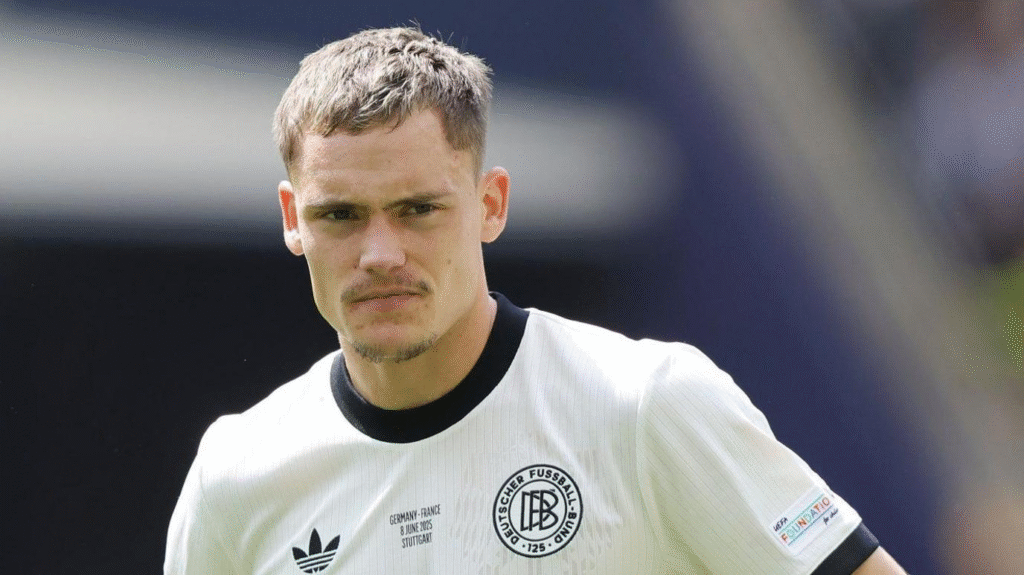 Florian Wirtz und seine Freundin zeigen ihre Zuneigung nach dem Spiel