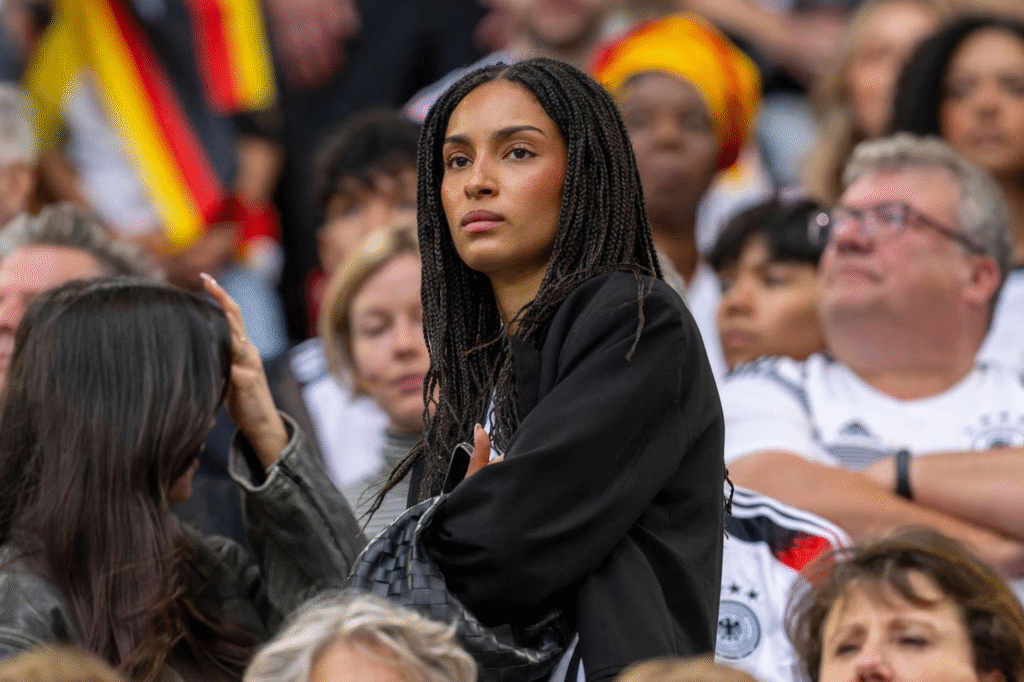 Florian Wirtz privat mit Freundin Aaliyah beim Spaziergang