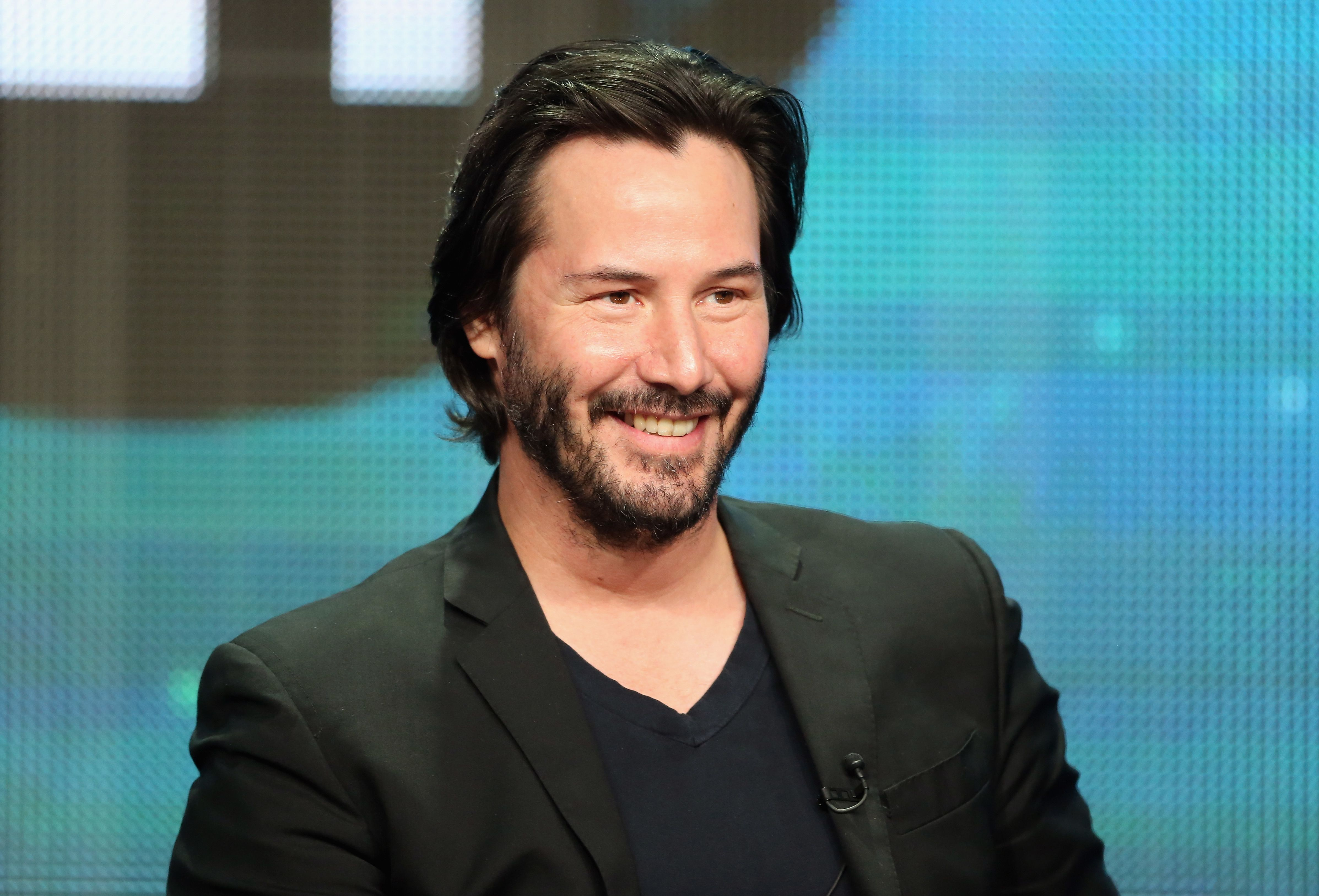 Keanu Reeves bei einer Filmpremiere, relevantes Thema keanu reeves vermögen