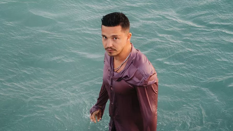 Nico Santos Frau abseits der Öffentlichkeit