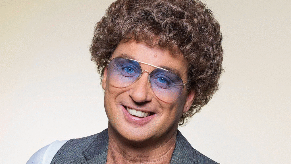 Atze Schröder Haare bei einem Comedy-Auftritt auf der Bühne