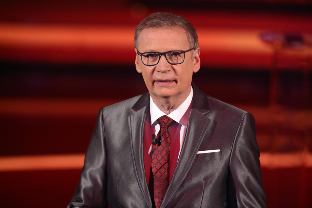 Günther Jauch im Studio von Wer wird Millionär während der Moderation