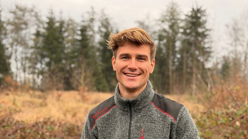 Bauer sucht Frau Friedrich Dieckmann bei der Arbeit auf dem Feld