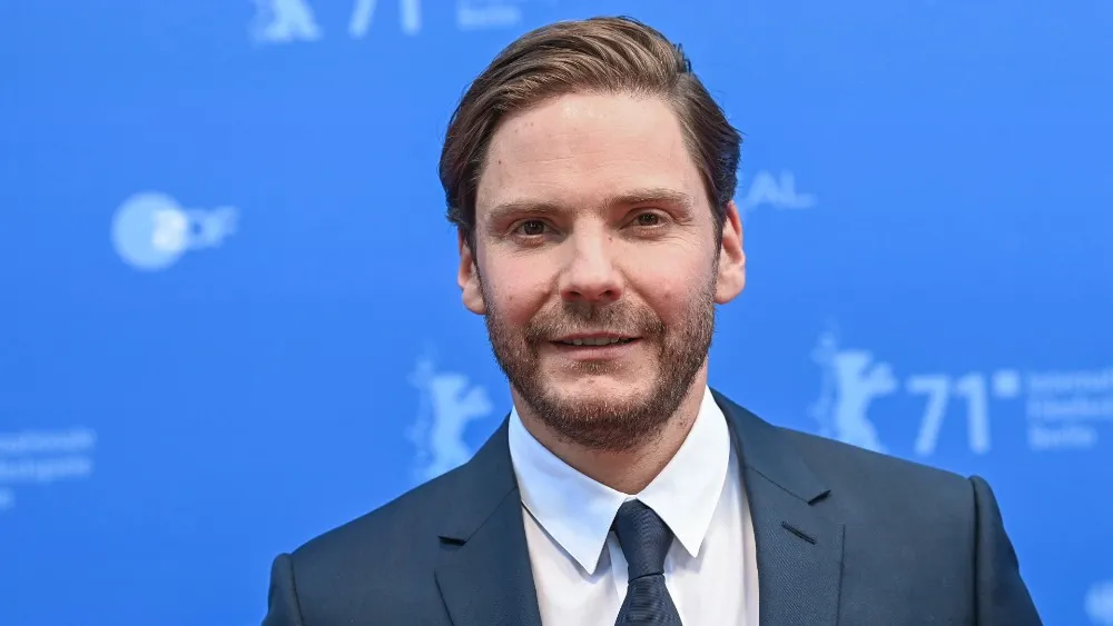 Daniel Brühl als Zemo Marvel Serie Szene