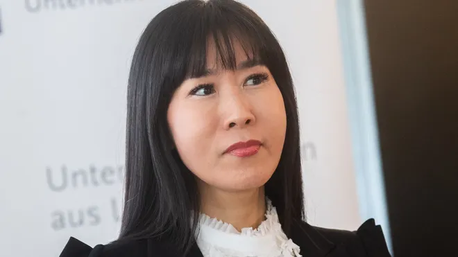 So-yeon Schröder-Kim lächelt neben Altkanzler Gerhard Schröder