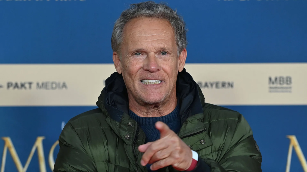 Anette Tramitz lächelt neben Christian Tramitz bei einer Filmpremiere