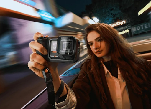 Moderne Videokamera für Vlogging und spontane Aufnahmen