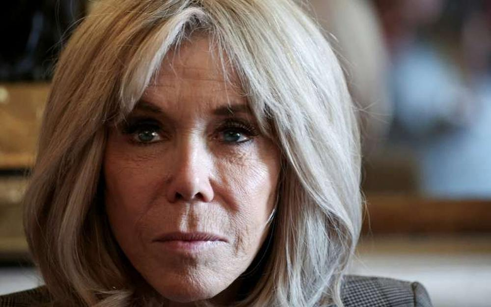 Brigitte Macron ungeschminkt mit ihrer charakteristischen Frisur