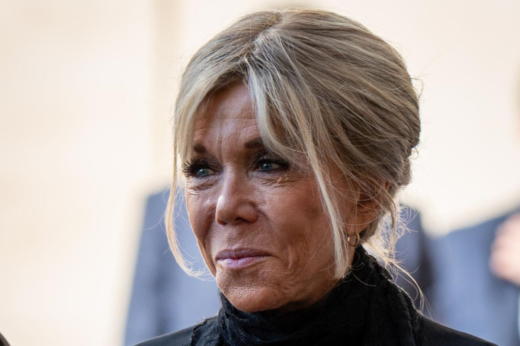 Brigitte Macron ungeschminkt bei einem öffentlichen Auftritt in Frankreich