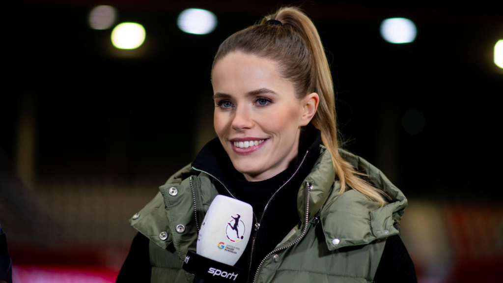 Lili Engels moderiert eine Fußballübertragung beim ZDF