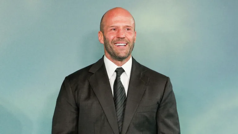 Jason Statham Krankheit: Der britische Schauspieler in elegantem schwarzen Anzug